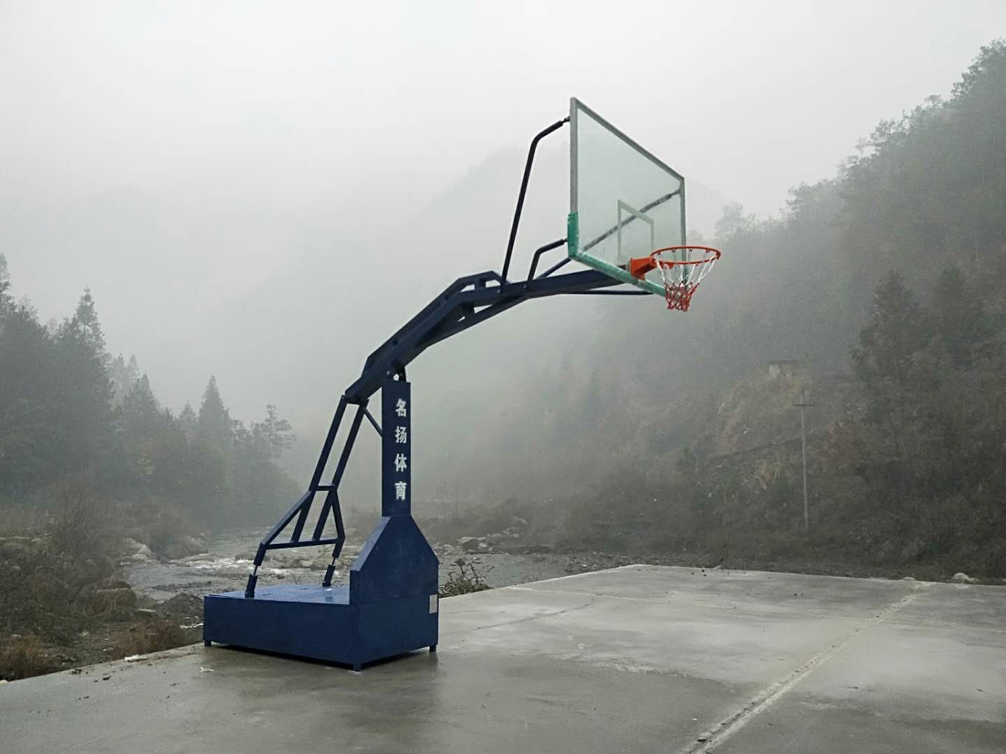 资源篮球架安装完成