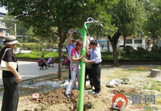 游园内有了健身器材