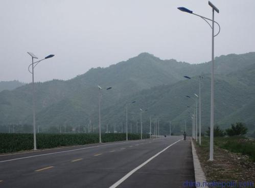 新农村太阳能路灯安装