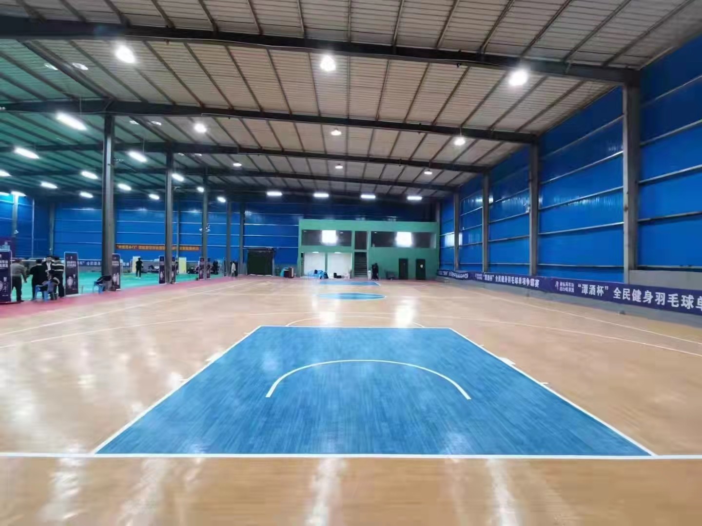 塑胶地板厂家室外pvc塑胶篮球场施工现场