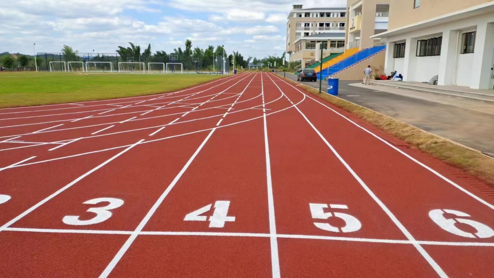 塑胶跑道材料预制型塑胶跑道的施工方法
