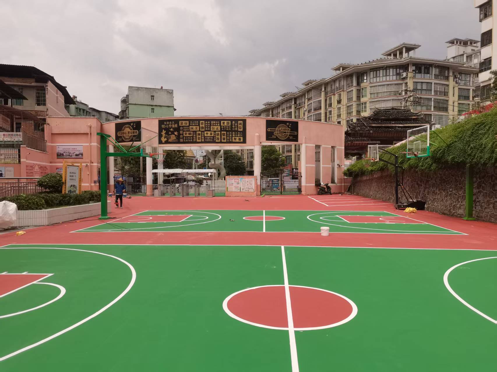 贵州凯里市第五小学丙烯酸篮球场