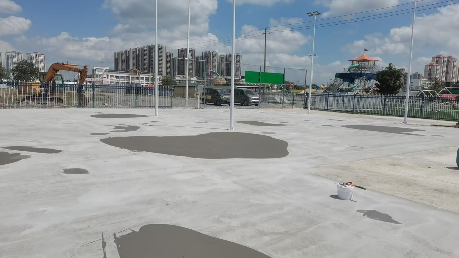 来宾桂聚青少年匹克球训练营匹克球场丙烯酸地坪漆铺设完成